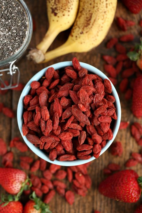 Goji Recipes, Goji Berry Smoothie, Berries Benefits, Growing Goji Berries, Goji Berries Benefits, Benefits Of Berries, Apple Walnut Salad, Smoothie Recipes With Yogurt, Summertime Salads