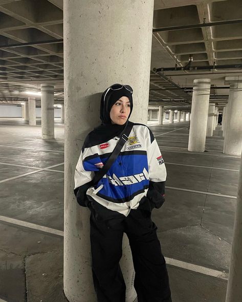 Street Style Hijab Outfits, Hijab Halloween Costumes, Ferrari Jacket Outfit, Rnb Style, Street Style Hijab, Fashion Outfits Hijab, Hijabi Styles, Windbreaker Outfit, Ferrari Jacket