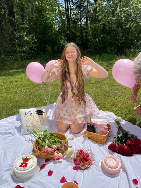 Senior Picnic pics Senior Picnic, Picnic Photoshoot Portrait, Picnic Style Birthday Photoshoot, Picnic Pictorial Ideas, Fancy Picnic Photoshoot, Senior Photos, Senior Pictures