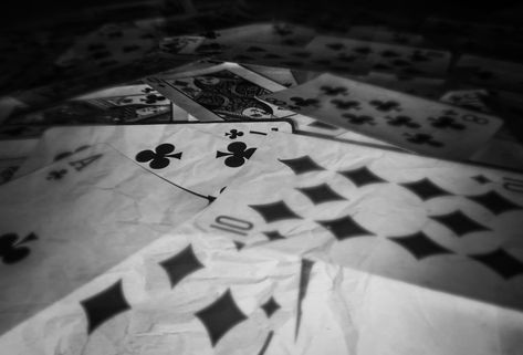 Cards in black and white Black And White Cards Aesthetic, Playing Card Aesthetic, Black And White Playing Cards, Iphone Watch Wallpaper, Silmarillion Aesthetic, Yt Aesthetic, Clear Aesthetic, 1920s Aesthetic, Daredevil Marvel