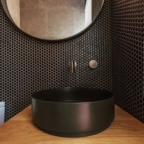 Black penny rounds with dark grey grout. It really is a timeless look. A great idea for a powder room or guest bathroom. 📷 @dgtilingco Bathroom Black Grout, Black Penny Tile, Penny Round Tile Bathroom, Penny Tile Backsplash, Penny Tiles Bathroom, Bathroom Mosaic, Mosaic Bathroom Tile, Tile Backsplash Bathroom, Black Grout