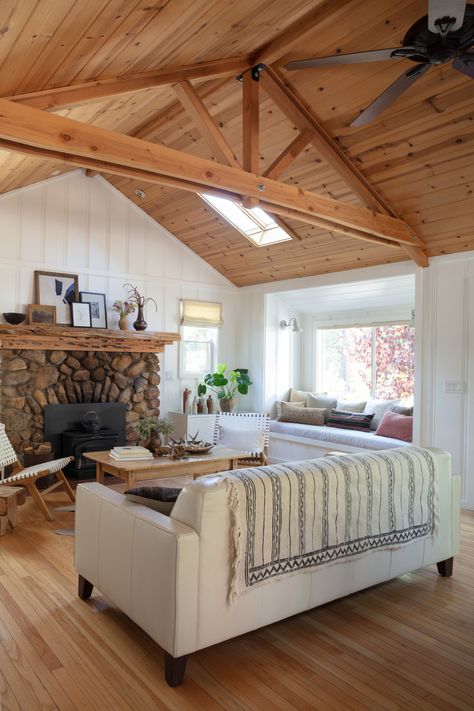 Shiplap Fireplace Wall, Wood Ceiling Ideas, Shiplap Fireplace Ideas, Country Living Room Ideas, Modern Country Living Room, Stone Fireplace Decor, Modern Country Living, Country Style Living Room, Shiplap Ceiling