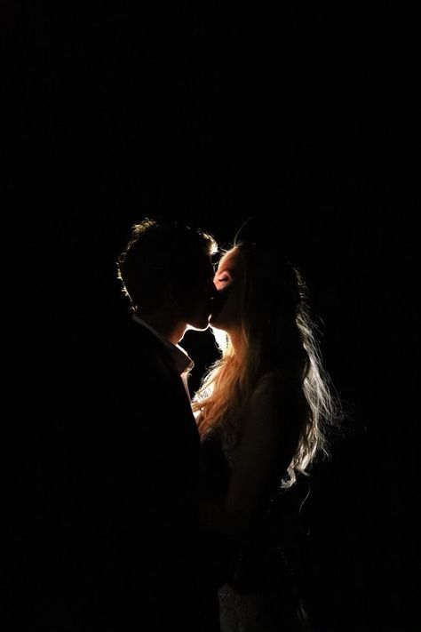 Night Time Wedding, Shotting Photo, Photographie Portrait Inspiration, Trik Fotografi, Photo Couple, Cover Ideas, Couple Shoot, Couples Photography, Wedding Poses