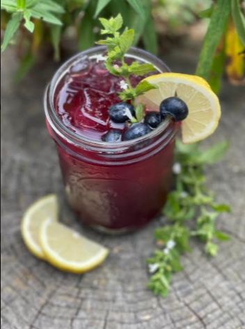 Blueberry Lemon Balm Lemonade - Perkins' Good Earth Farm Lemon Balm Lemonade, Cranberry Juice Detox, Fruity Summer Drinks, Cranberry Juice Benefits, Basil Simple Syrup, Strawberry Basil Lemonade, Basil Lemonade, Lemonade Cocktail, Blueberry Juice