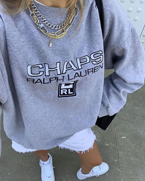 Discover 11 new ways fashion girls are styling their chain necklaces this year. Ralph Lauren Hoodie, Cool Winter, Winter Trends, Mode Inspo, Look Vintage, Mode Vintage, Mode Inspiration, Looks Vintage, Outfits Casuales