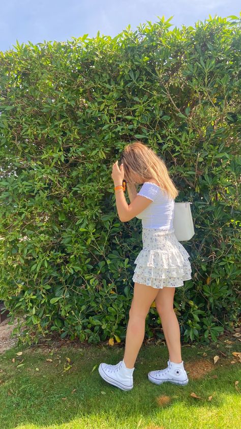 Hoț Girl Summer Outfit, White Floral Skirt Outfit, Flower Print Skirt Outfit, Outfits Con Converse Blancos, Converse Summer Outfit, Comfy Summer Fits, Outfits Frescos, Flower Skirt Outfit, High Top Converse Outfits