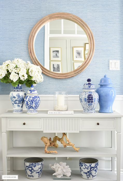 Foyer Designs, Hallway Makeover, Entryway Inspiration, Blue And White Chinoiserie, Blue White Decor, Mantel Decor, Southern Home, Classic Decor, Hallway Ideas