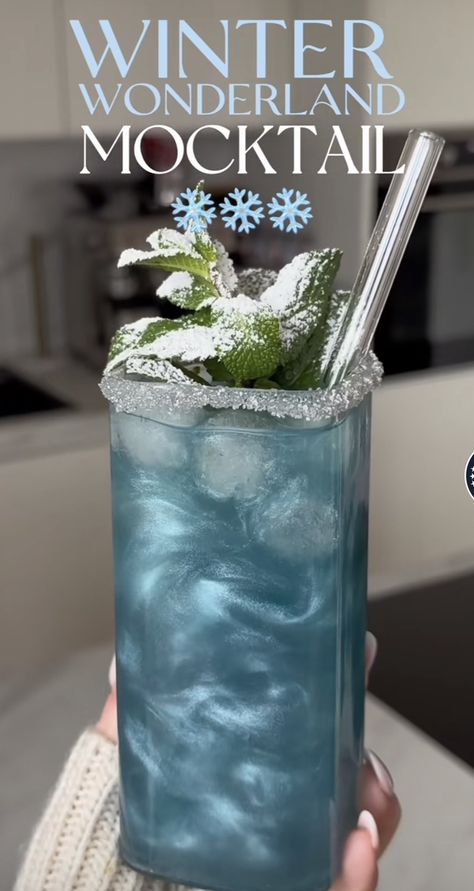 Blue Drink, Hello Christmas, Frozen Cocktail Recipes, Iced Drinks Recipes, Pretty Alcoholic Drinks, Drink Recipes Nonalcoholic, Yummy Alcoholic Drinks, Refreshing Drinks Recipes, Diy Drinks