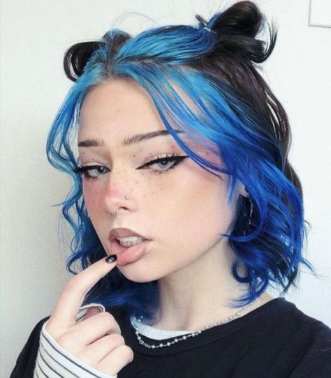 Short Dyed Hair, Split Dyed Hair, Dyed Hair Inspiration, Split Hair, Dye Ideas, Hair Inspiration Short, Pretty Hair Color, Hair Stylies, Dye My Hair