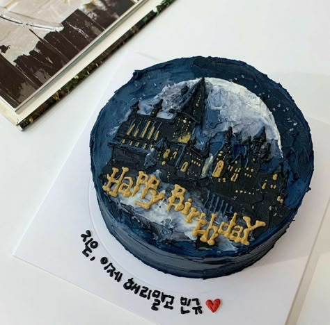 Harry Potter Aesthetic Cake, Hogwarts Birthday Cake, Hp Cake, Harry Potter Desserts, Harry Potter Cakes, Harry Potter Birthday Cake, Anime Cake, 귀여운 음식 그림, Funny Birthday Cakes