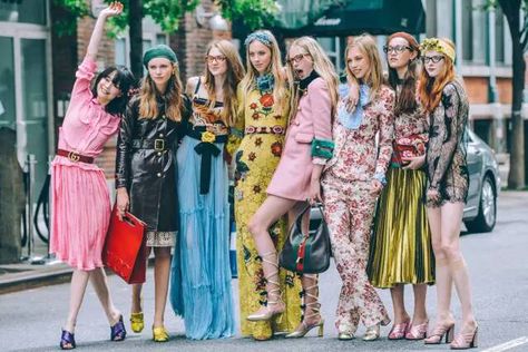 outside gucci show Maximalist Fashion, Tommy Ton, Colorful Outfits, Mode Inspiration, Look Chic, Fashion Street, Editorial Photography, Look Cool, Look Fashion