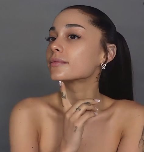 Pics Of Ariana Grande, Ariana Grande Makeup, Hard Working Women, Somewhere Over The Rainbow, Tiny Elephant, Ariana Grande Pictures, No Makeup, Working Woman, Remember When