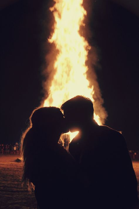 Couple Bonfire Aesthetic, Fire Love Aesthetic, Bonfire Aesthetic Couple, Bonfire Engagement Pictures, Bonfire Couple Pictures, Couple Bonfire, Bonfire Aesthetic, Camping Ideas For Couples, Immortals After Dark