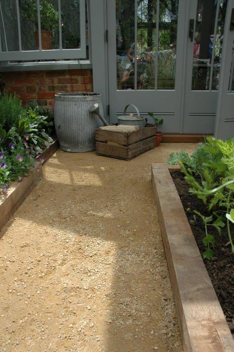 Goldpath self-binding gravel. Gravel Garden Design, Backyard Gravel, Garden Gravel, Paving Driveway, Steep Gardens, Decorative Aggregates, Backyard Seating Area, Pathway Landscaping, Stone Landscaping