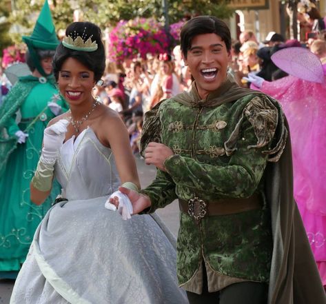 Tiana And Prince Naveen, Naveen Disney, Tiana Costume, Tiana And Naveen, Disneyland Princess, Prince Naveen, Disney Live Action Movies, Princesa Tiana, Disney Princesses And Princes