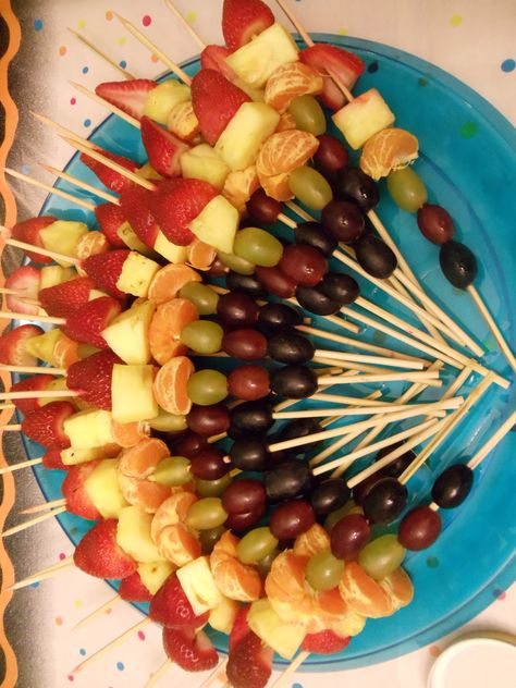 80s party food...rainbow fruit kabobs 80s Party Ideas Food, 70s Food Party, 70s Party Food, 80s Party Food, 1980s Party Food, 80s Snacks, 80s Party Foods, 70s Dinner Party, Rainbow Fruit Kabobs