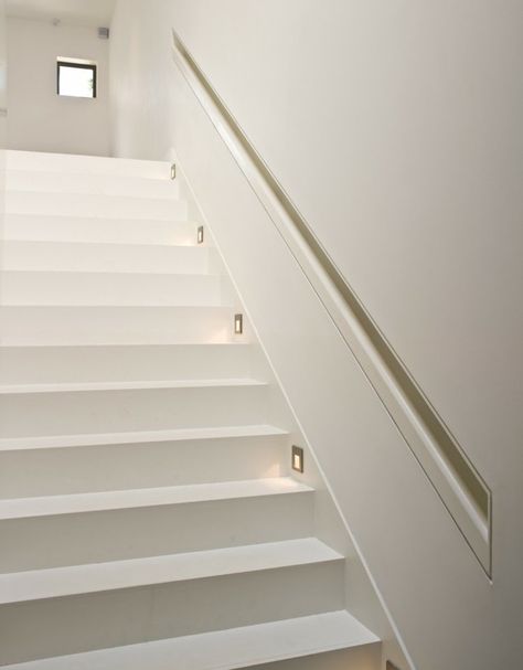 main courante escalier de design minimaliste complètment blanc Recessed Handrail, Stairway Railing Ideas, Handrail Detail, Michaelis Boyd, Staircase Pictures, Narrow Staircase, Interior Design Colleges, Staircase Railing Design, Staircase Handrail