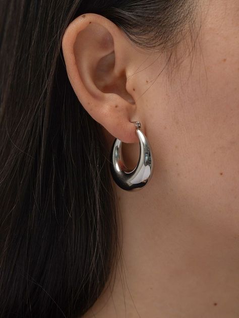 Silver Hoop Earrings Aesthetic, Aros Aesthetic, Silver Earrings Aesthetic, Hoop Earrings Aesthetic, Earrings Aesthetic, Classy Jewelry, Jewelry Lookbook, Girly Jewelry, Jewelry Inspo