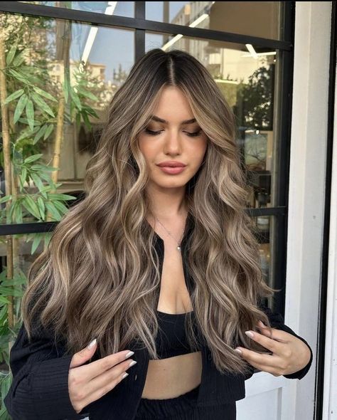 Latina Blonde Hair Olive Skin, Modern Balayage, Balyage Long Hair, Light Brunette Hair, Rambut Brunette, Summer Blonde Hair, Black Hair Balayage, Brown Hair Looks, Color Balayage