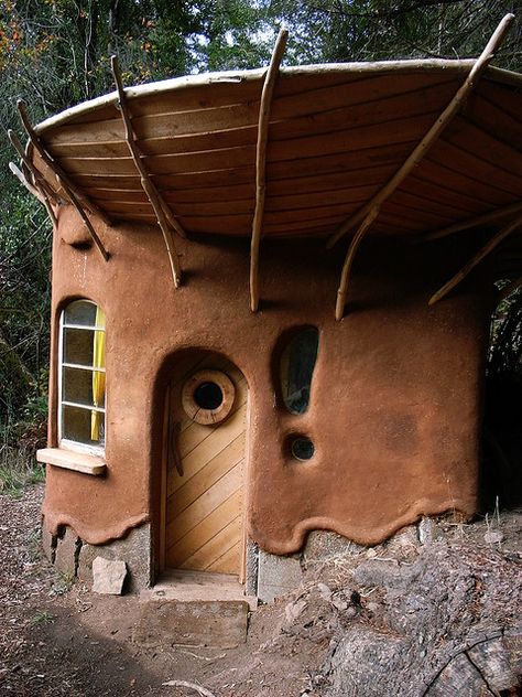 Interesting Homes, Cob Building, Unusual House, Casa Hobbit, Earth House, Tiny House Blog, Earthship Home, A Small House, Natural Homes