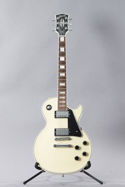 Gibson Les Paul Custom Alpine White, Gibson Les Paul Custom, Les Paul Custom, Alpine White, Guitar Gear, Gibson Les Paul, Les Paul, Gibson, Fun Stuff