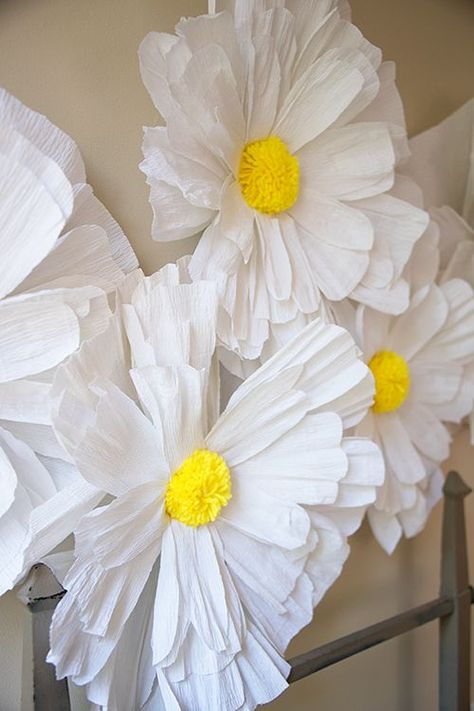 Crepe Paper Daisy, Hippie Birthday, Decoration Vitrine, Daisy Party, Paper Daisy, Mason Jar Crafts Diy, Flower Party, Spring Party, Party Backdrop