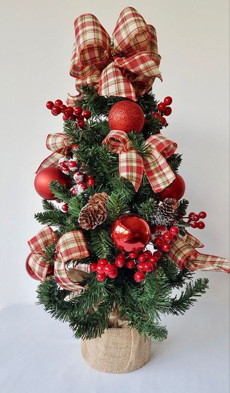 Christmas Balloon Decorations, Small Christmas Tree, Cozy Christmas Decor, Christmas Tree Decorations Diy, Christmas Tree Inspiration, Christmas Themes Decorations, Christmas Decorations Living Room, Office Christmas Decorations, Xmas Tree Decorations