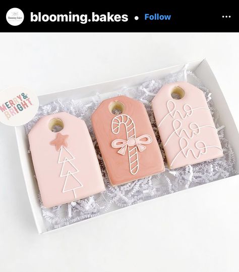 Gift Tag Cookies Decorated, Christmas Cookie Pop Up Shop, Christmas Card Cookies, Modern Christmas Cookies, Royal Icing Cookie Packaging Ideas, Sugar Cookie Inspo Christmas, Sugar Cookie Present Design, Personalized Sugar Cookies Christmas, Christmas Present Sugar Cookies