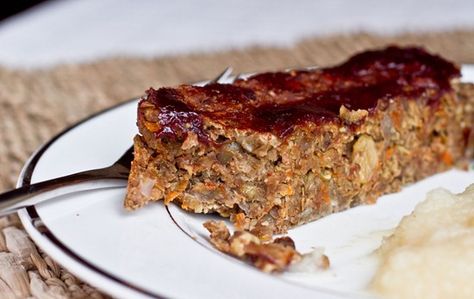 Ultimate Vegan Lentil Walnut Loaf - Jake said it was basically stuffing so he loved it!  I didn't use the glaze component and made "no chicken" gravy instead to go with the mashed potatoes. Lentil Meatloaf, Vegan Loaf, Walnut Loaf, Vegan Meatloaf, Lentil Loaf, Cooking Vegan, Vegan Gravy, Lentil Dishes, Oh She Glows