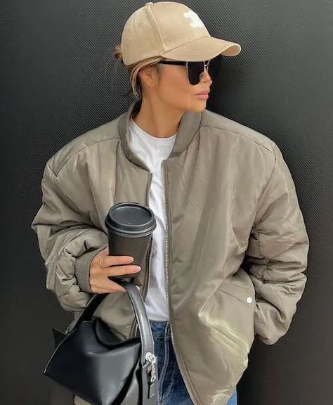 Khaki Baseball Cap Outfit, Baseball Hat Outfits For Women, Cute Baseball Hat Outfits, How To Wear A Baseball Hat, Hat Outfits For Women, Baseball Hat Outfits, Cute Baseball Hat, Cozy Spring Outfits, Cute Baseball Hats