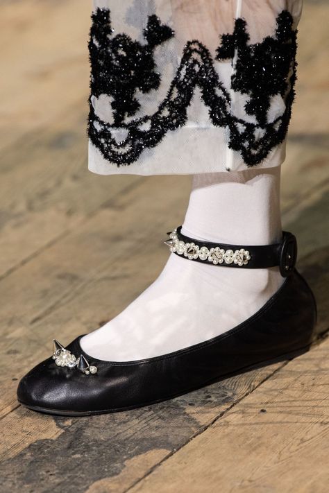 Simone Rocha Spring 2020 Ready-to-Wear collection, runway looks, beauty, models, and reviews. Runway Fashion Vintage, Angela Simmons, Runway Fashion Couture, Fashion Week Spring 2020, Shoe Inspiration, Pretty Shoes, Fashion Editorial, Spring Shoes, Styling Tips