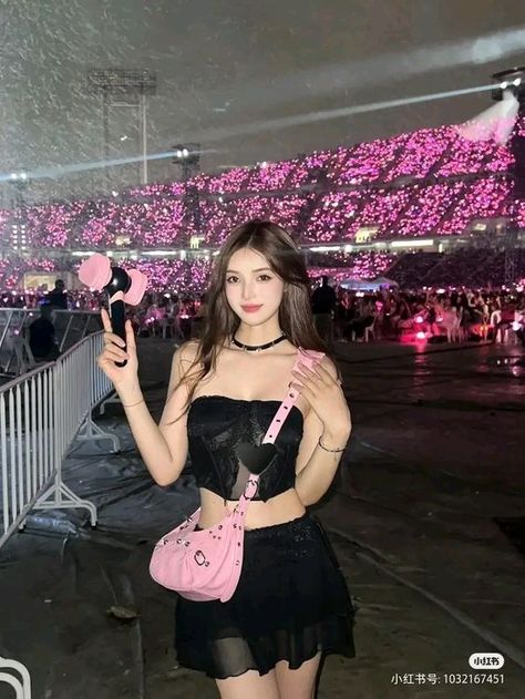 #outfit Blackpink Concert Outfit, Concert Pose, Concert Poses, Concert Ootd, Grammy Awards Red Carpet, Coldplay Concert, Grammys Red Carpet, Twice Concert, Blackpink Concert