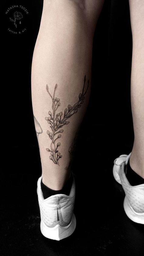 Seaweed Tattoo on a leg by Natasha Tsozik Ocean Hand Tattoo, Seaweed Tattoo Design, Kelp Tattoo, Aussie Tattoo, Seaweed Tattoo, Sea Tattoos, Hawaii Tattoo, Marine Tattoo, Ocean Tattoo