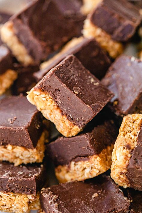 Peanut butter chocolate bites - #peanutbutter #chocolate #bars #recipe #eatwell101 - No baking and super nourishing. Looking for the perfect breakfast or afternoon snack? Try this peanut butter chocolate bites recipe! - #recipe by #eatwell101® Shrimp Foil Packs, Peanut Butter Squares Recipe, Chocolate Peanut Butter Squares, Garlic Lemon Butter Sauce, Recipe With Garlic, Peanut Butter Squares, Delicious Vegetarian Recipes, Chocolate Bar Recipe, Blt Salad