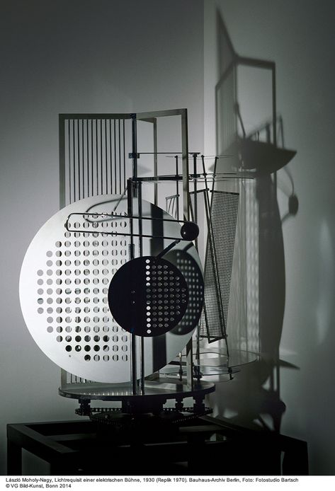 Light-Space Modulator, László Moholy-Nagy, 1922-30, reconstructed in 1970. Gjon Mili, Laszlo Moholy Nagy, Moholy Nagy, Walter Gropius, Art Appliqué, Bauhaus Style, New Media Art, Bauhaus Design, Paul Klee