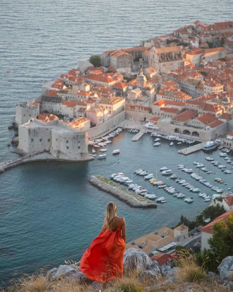 Ivan Vukovic on Instagram: "Dubrovnik named one of most Instagrammable places in the world for 2022. 📸 Canon5d MarkIII 🌏 Photo tour of Dubrovnik 👇 https://dubrovnik-tourist-guides.com/project/dubrovnik-photo-tour/ #dubrovnik #croatia #instagram #croatiafulloflife" Dubrovnik Croatia Outfits Summer, Dubrovnik Croatia Outfits, Dubrovnik Picture Ideas, Dubrovnik Croatia Photo Ideas, Dubrovnik Photo Ideas, Dubrovnik Wallpaper, Dubrovnik Croatia Aesthetic, Most Instagrammable Places In Dubrovnik, Dubrovnik Beach