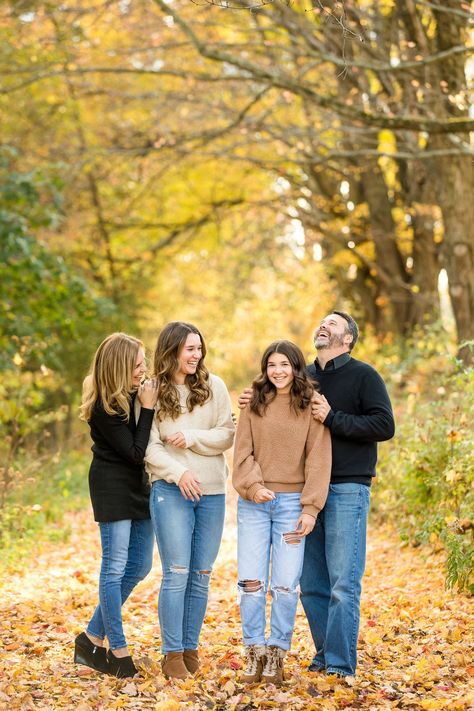 Family Pictures Poses For 4 Adults, Family Portraits 4 People, Teenage Family Photoshoot Ideas, Family Photo Prompts Adults, Posing Family Of 4 Adults, 4 Adults Picture Poses, Family Portrait Posing, Posing Teenage Siblings, Family Of Four Outdoor Photoshoot