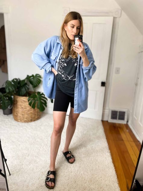 11 Ways To Wear Bike Shorts (Think Leggings, But Summer) - The Mom Edit Green Bike Shorts Outfit, Slouchy Summer Outfits, Oversize Shorts Outfit, How To Style Biker Shorts, Bike Shorts Outfit Summer, Mum Fits, Thrift Bundle, Postpartum Style, Cycling Shorts Outfit