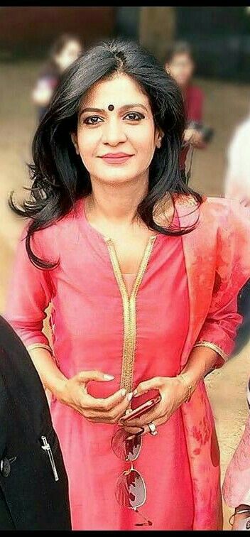 Anjana Om Kashyap, Beauty Face Women, News Anchor, Salwar Suits, Beauty Face, Saree, Actresses, Beauty