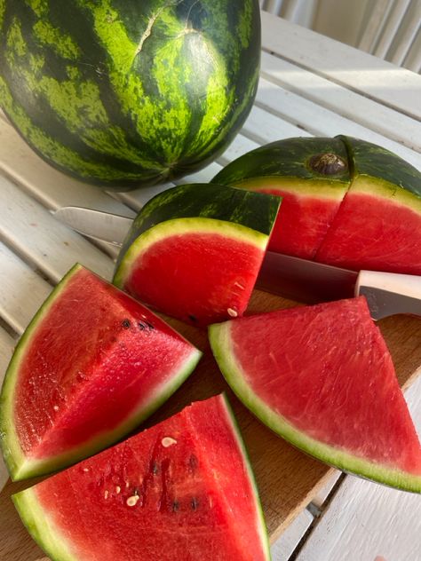 summer vibes watermelon italy Melon Photography, Watermelon Aesthetic, Orange Watermelon, Fruit Fast, Eating Watermelon, Healthy Sweet Snacks, Vacation Photography, Fancy Food, Summer Watermelon