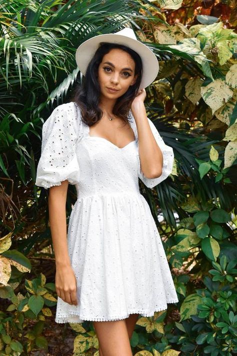 Short White Boho Dress, Eyelet Dress Outfit, White Cotton Lace Dress, Bohemian Cotton Dresses, Style White Dress, Eyelet Lace Dress, Retro Style Dress, Dressy Casual Outfits, White Eyelet Dress