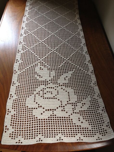 Crochet Rose Table Runner Free Pattern, Crocheted Table Runners Free Patterns, Crochet Patterns Filet, Fillet Crochet Patterns, Crochet Wreath, Crochet Table Runner Pattern, Filet Crochet Charts, Crochet Dollies, Crochet Bedspread Pattern