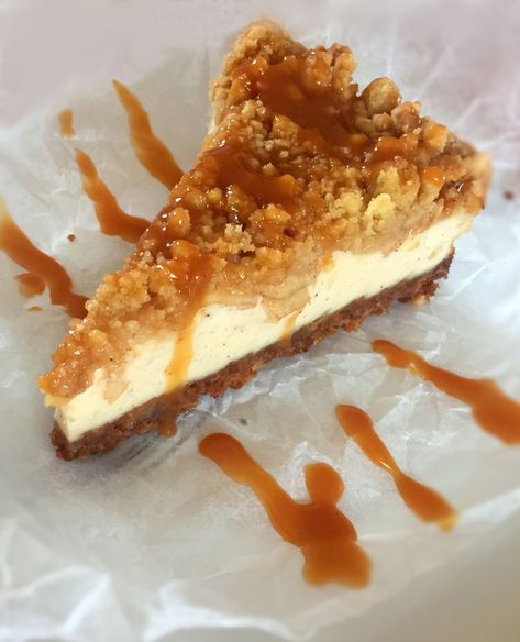 Apple Crumble Cheesecake, Lotus Cheesecake, American Cheesecake, Biscoff Cheesecake, Food Factory, Apple Cheesecake, Apple Crumble, Sweet Stuff, Camembert Cheese