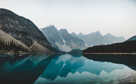 Mountain Range Landscape, Wallpaper Dekstop Hd 1080p Aesthetic, National Park Pictures, Moraine Lake Canada, Canada Mountains, Hd Landscape, Mac Wallpapers, Iceland Nature, Reflection Pictures