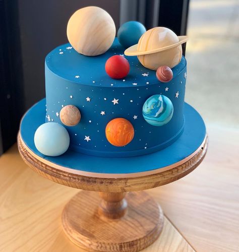 #space #planets #cake #cakeideas #solarsystemcake #handmade #cakeshop #torte #novisad #tortenovisad #rodjendan #planete #svemir Solar System Cake, Vom Avea Un Copil, Γενέθλια Mickey Mouse, Planet Birthday, Planet Cake, Cake Designs For Kids, Galaxy Cake, Astronaut Birthday, Cake Simple