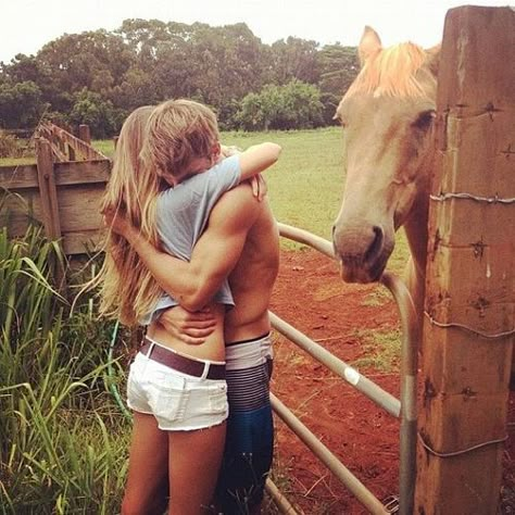 OH MY GOSH THIS IS SO CUTE. I MEAN.... DO YOU SEE THAT BEAUTIFUL HORSE? Oh. The couple is cute too... I guess. Dani California, People Hugging, Cute Couples Texts, Country Couples, Cute Couples Cuddling, Dylan Sprouse, Cute Couple Quotes, Cute Couples Hugging, Cute N Country