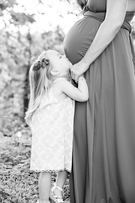 Maternity Photo Shoot Poses Family, Maternity Poses With Son, Simple Maternity Shoot Family, Maternity Photography Park Ideas, Fall Family Photos While Pregnant, Family 4 Maternity Pictures, Family Photo Poses Pregnant, Maternity Photography Poses With Sibling, Family Photos Pregnant Mom