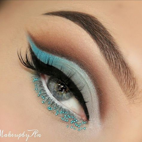 Love love love this!  Photo credit: amazing_pretty's photo on Instagram Makeup For Dummies, Eye Makeup For Hooded Eyes, J Makeup, 15 Makeup, Bright Eye Makeup, Attractive Eyes, Eyeliner Styles, Beautiful Eye Makeup, Eye Makeup Ideas