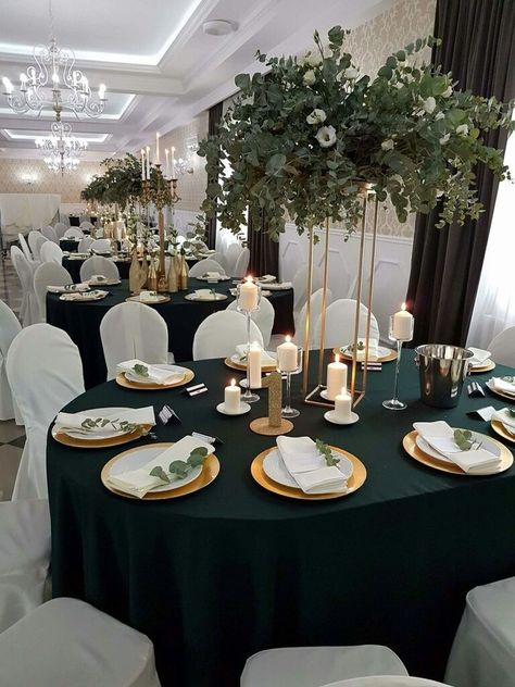 Candlelight Backyard Wedding, Wedding Decorations Dark Green, Black Green Wedding Decor, Glamour Wedding Decorations, Green Wedding Theme Ideas, Elegant Emerald Green Wedding, Wedding Dark Green, Emerald Wedding Colors, Green Wedding Theme