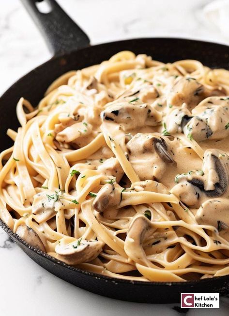 One pot creamy mushroom pasta Pasta Packet, Vegan Mushroom Pasta, Chicken Mushroom Pasta, Creamy Mushroom Chicken, Mushroom Recipes Pasta, Pasta With Chicken, Creamy Mushroom Pasta, Vegan Mushroom, Fettuccine Pasta